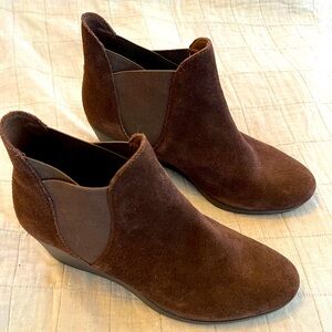 NWOT crocs suede brown wedge booties size 9